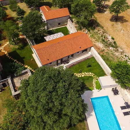 Vikendica The Poolside Stone House In
