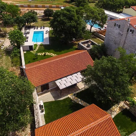 Holiday home The Poolside Stone House In Bale